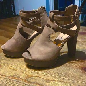 Very comfortable and soft heels.